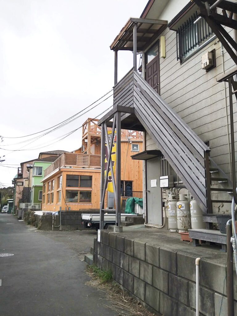 江の島ぎょうざ店舗 裏通りから