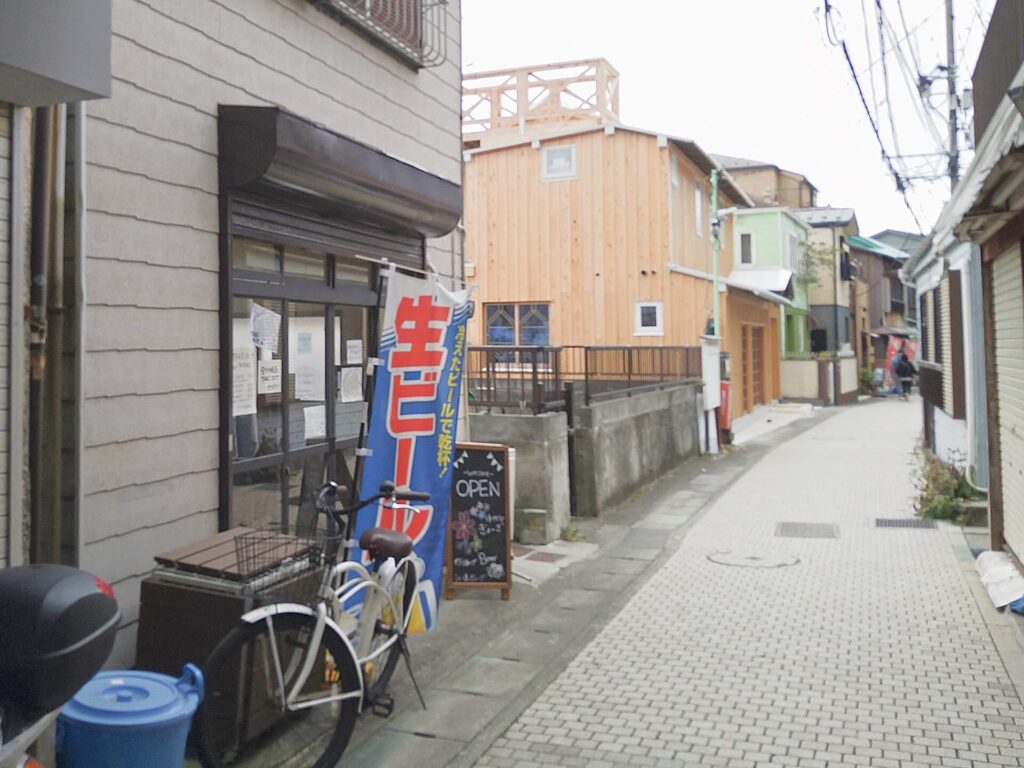 江の島ぎょうざ店舗 通りから